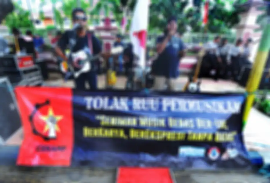 Musisi menyanyikan sejumlah lagu dari Iwan Fals ketika berunjuk rasa menolak RUU tentang Permusikan di depan kantor DPRD Pamekasan, Jawa Timur, Senin (18/2/2019). Mereka menuntut Komisi X DPR untuk segera menganulir RUU Permusikan karena dianggap dapat menghambat kreativitas para musisi.