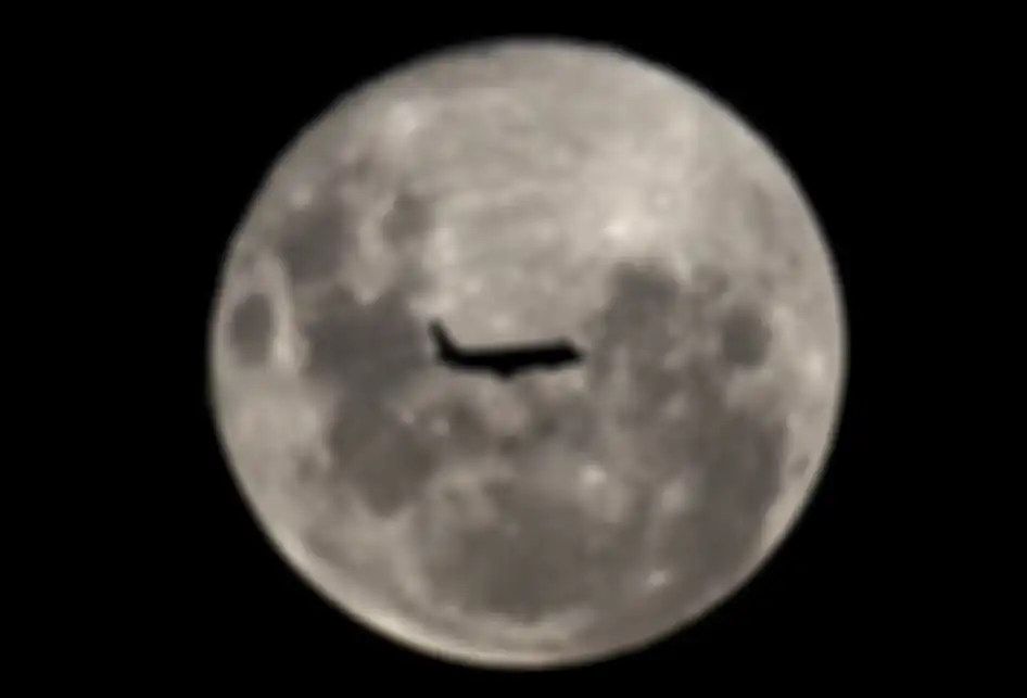 Sebuah pesawat Embraer 190-100IGW dari Aerolineas Argentinas, dalam penerbangan reguler dari Buenos Aires ke kota Argentina Bahia Blanca, melintas di depan Supermoon, Selasa (19/2/2019). Fenomena Supermoon kali ini yang disebut juga dengan Super Snow Moon terjadi saat bulan berada pada titik perige 