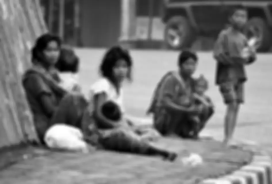 Foto dirilis Rabu (20/2/2019), menunjukkan anggota kelompok Orang Rimba mengemis di trotoar Jalan Sultan Thaha, Jambi. Salah kelola hutan dan pemberian izin pengelolaan kawasan penyangga secara sembarang telah mengubah rupa orang-orang rimba dari yang dulunya hidup sejahtera di tengah belantara, kin