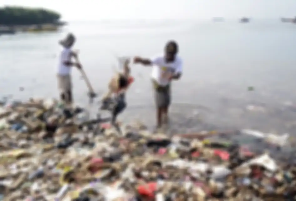 Warga pesisir Kota Bandar Lampung membersihkan sampah yang berada di laut pesisir Sukaraja Bandar Lampung, Lampung, Kamis (21/2/2019). Aksi bersih-bersih sampah di pantai pesisir Sukaraja tersebut dalam rangka memperingati Hari Peduli Sampah Nasional.