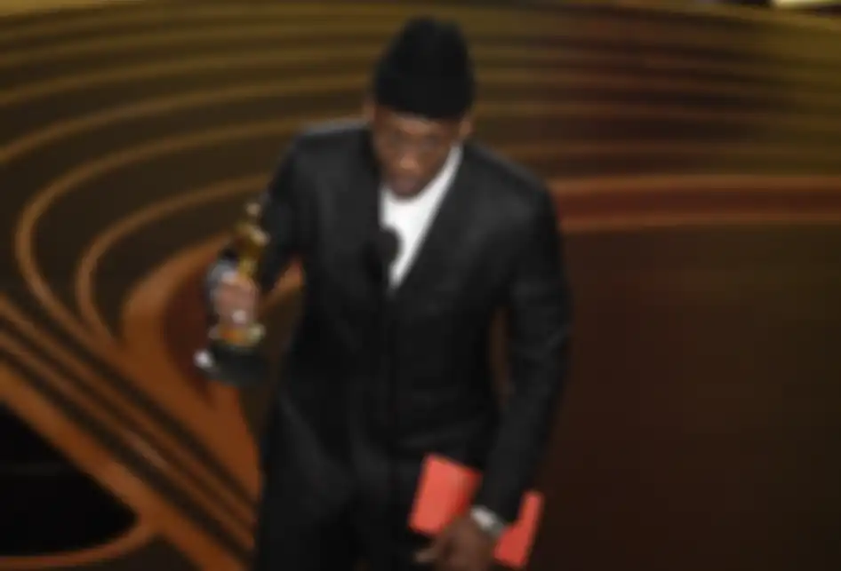 Aktor Mahershala Ali meraih piala penghargaan Best Actor in a Supporting Role untuk film Green Book pada Academy Awards ke-91 atau Oscar 2019, di Dolby Theatre, Los Angeles, Minggu (24/2/2019) waktu AS. Sebanyak 23 nominasi diumumkan pemenangnya dalam ajang penghargaan perfilman bergengsi dunia it