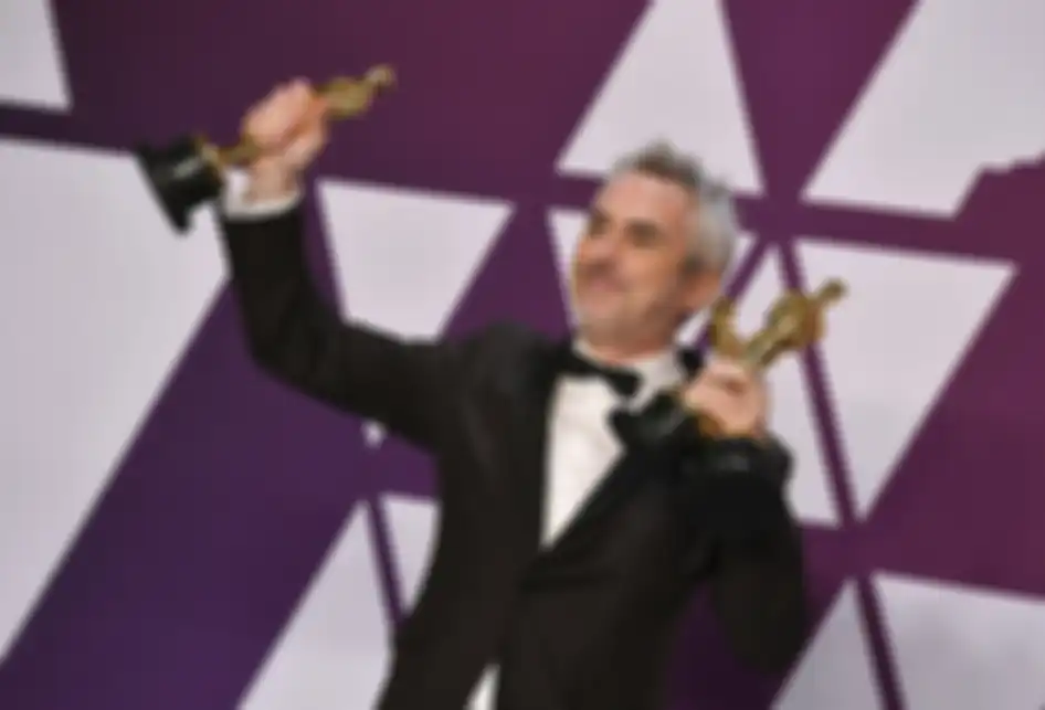 Alfonso Cuaron berpose dengan sejumlah piala untuk penghargaan Best Director, Best Foreign Language, dan Best Cinematography untuk film Roma pada Academy Awards ke-91 atau Oscar 2019, di Dolby Theatre, Los Angeles, Minggu (24/2/2019) waktu AS. Sebanyak 23 nominasi diumumkan pemenangnya dalam ajang
