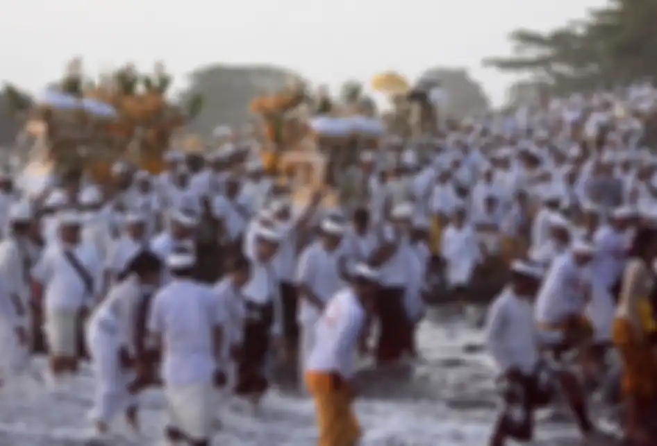 Umat Hindu membawa benda-benda sakral saat melaksanakan ritual Melasti rangkaian pelaksanaan Karya Agung Panca Wali Krama di Pantai Watu Klotok, Klungkung, Bali, Sabtu (2/3/2019). Ribuan warga Hindu dari berbagai daerah mengikuti ritual Melasti yang merupakan rangkaian Karya Agung Panca Wali Krama d
