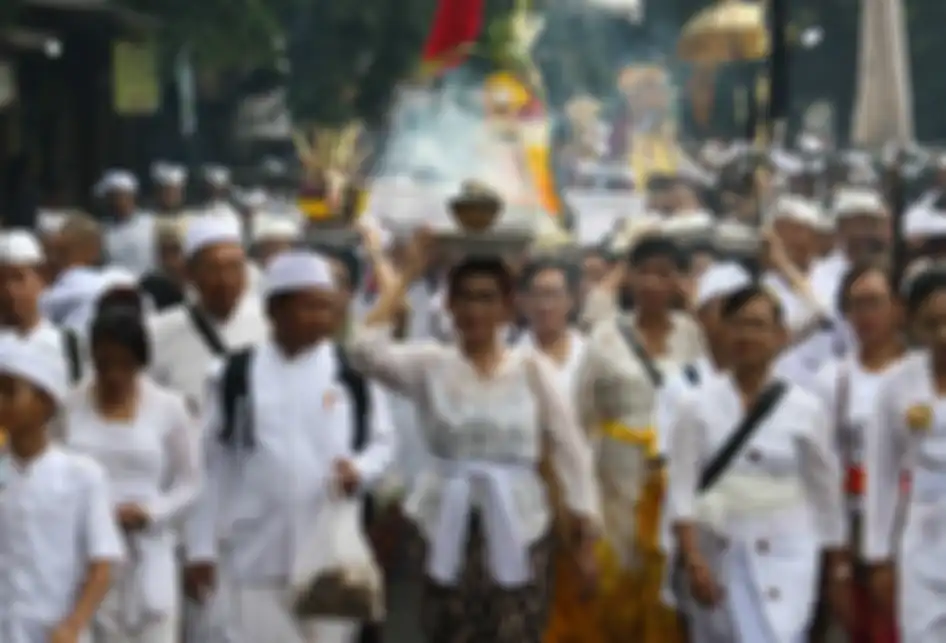 Umat Hindu berjalan menuju ke tempat berlangsungnya upacara Melasti di Surabaya, Jawa Timur, Minggu (3/3/2019). Upacara rangkaian Hari Raya Nyepi yang diikuti ribuan umat Hindu tersebut bertujuan untuk mensucikan diri secara lahir dan batin.