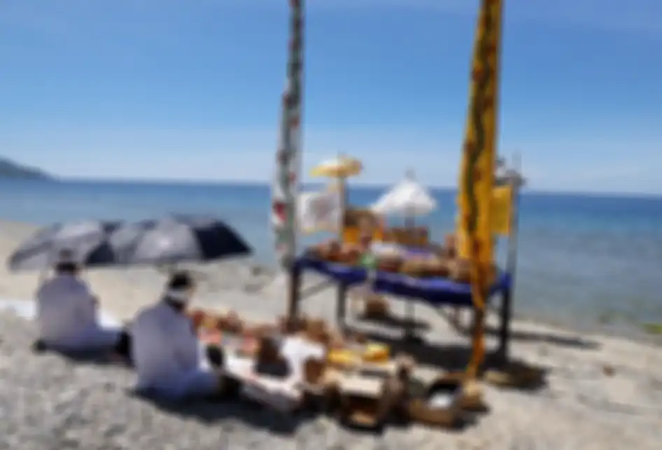 Sejumlah umat Hindu melakukan upacara Melasti di pantai Exotic, Kabupaten Bone Bolango, Gorontalo, Sabtu (2/3/2019). Upacara Melasti dilakukan sebelum hari raya Nyepi dengan sembahyangan di tepi pantai untuk mensucikan diri dari segala macam perbuatan buruk pada masa lalu.