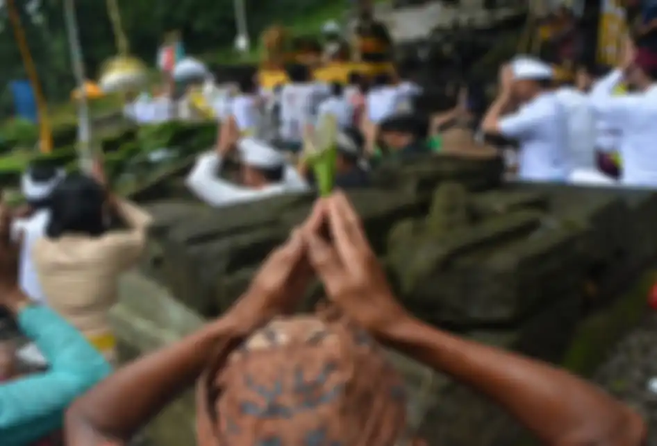 Umat Hindu mengikuti ritual upacara Melasti untuk menyambut Hari Raya Nyepi di Petirtaan Jolotundo, Trawas, Mojokerto, Jawa Timur, Sabtu (2/3/2019).  Upacara Melasti bertujuan untuk menyucikan diri sebelum melaksanakan Nyepi Tahun Baru Caka 1941.