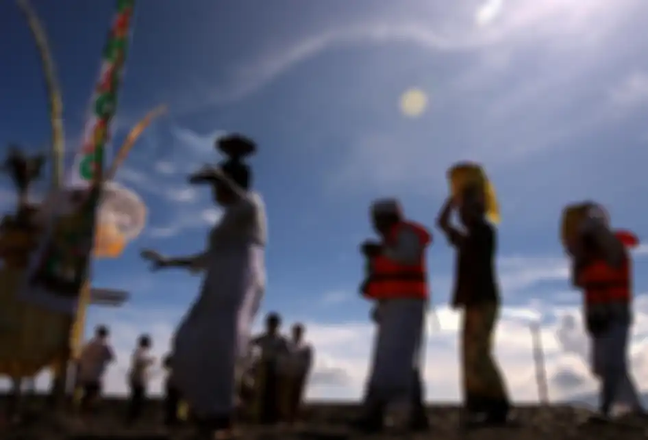 Umat Hindu melaksanakan upacara Melasti di Pantai Boom, Banyuwangi, Jawa Timur, Minggu (3/3/2019). Umat Hindu di Banyuwangi menggelar ritual Melasti menjelang Hari Raya Nyepi Tahun Caka 1941 bertema "Dengan catur brata penyepian, kita sukseskan pemilu 2019".