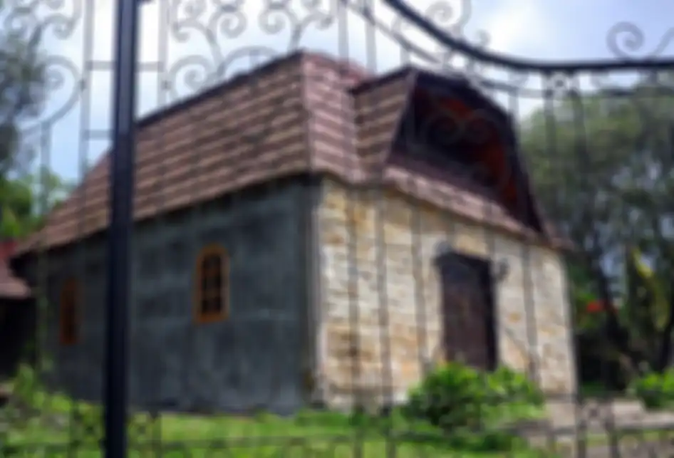 Rumah yang menjadi sebuah sinagoge di Tondano, Sulawesi Utara, Selasa (4/3/2019). Dari 260 juta penduduk Indonesia, terdapat sekitar 200 orang Yahudi tersisa, yang berjibaku dengan keresahannya menjalani hidup di antara pemeluk enam agama yang sah diakui negara.