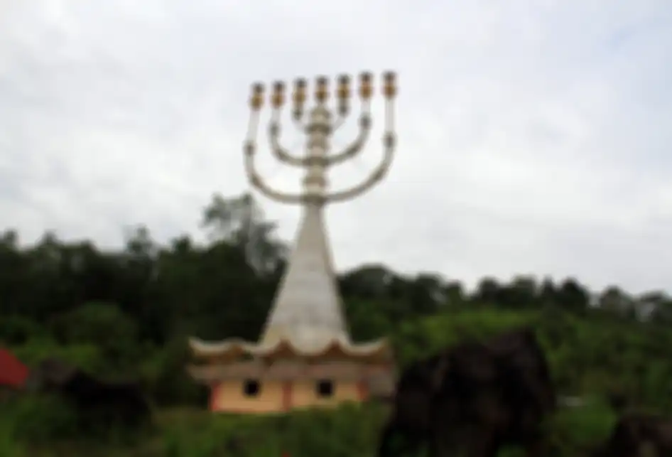 Tugu menorah (lambang suci bagi umat Yahudi) setinggi 62 kaki atau sekitar 18,9 meter, berdiri dekat Kota Tondano, Sulawesi Utara, Selasa (4/3/2019). Dari 260 juta penduduk Indonesia, terdapat sekitar 200 orang Yahudi tersisa, yang berjibaku dengan keresahannya menjalani hidup di antara pemeluk en