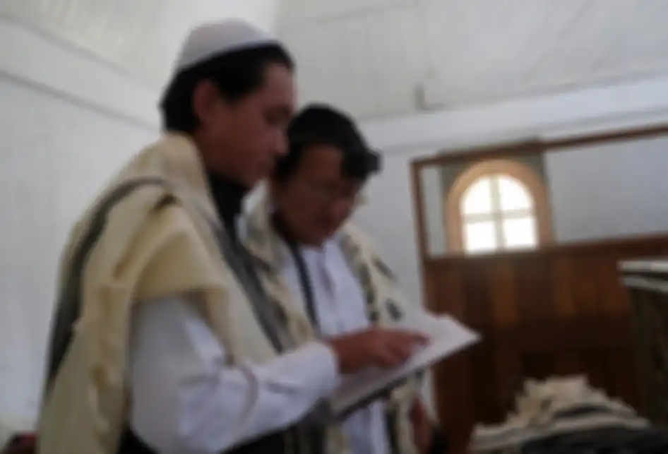 Sejumlah umat Yahudi beribadah di sebuah sinagoge di Tondano, Sulawesi Utara, Selasa (4/3/2019). Dari 260 juta penduduk Indonesia, terdapat sekitar 200 orang Yahudi tersisa, yang berjibaku dengan keresahannya menjalani hidup di antara pemeluk enam agama yang sah diakui negara.