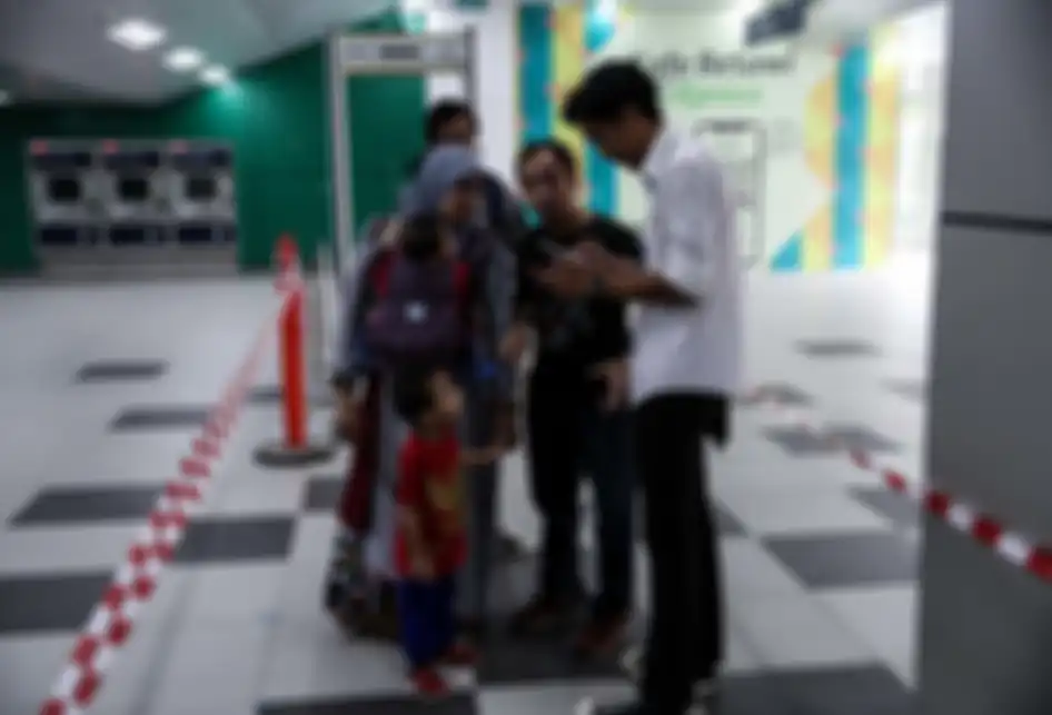 Suasana masyarakat saat mengikuti kegiatan uji coba kereta MRT fase 1 lintas Lebak Bulus-Bundaran Hotel Indonesia (HI) di Jakarta, Selasa (12/3/2019). Uji coba publik kereta MRT fase 1 dilakukan mulai 12-23 Maret 2019. Hingga 11 Maret, tercatat 184.738 orang yang mendaftar untuk mengikuti rangkaian 