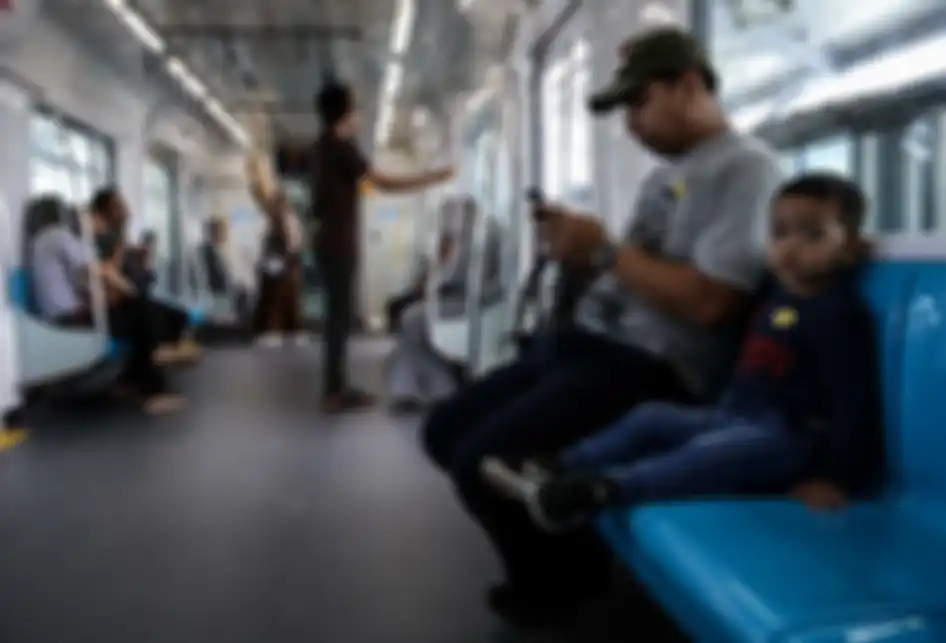 Suasana masyarakat saat mengikuti kegiatan uji coba kereta MRT fase 1 lintas Lebak Bulus-Bundaran Hotel Indonesia (HI) di Jakarta, Selasa (12/3/2019). Uji coba publik kereta MRT fase 1 dilakukan mulai 12-23 Maret 2019. Hingga 11 Maret, tercatat 184.738 orang yang mendaftar untuk mengikuti rangkaian 