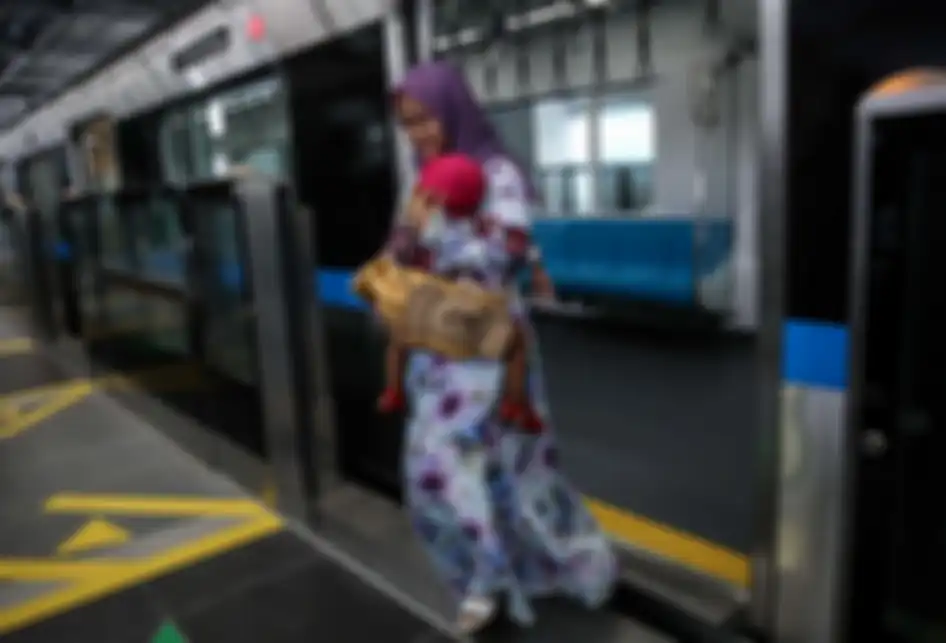 Suasana masyarakat saat mengikuti kegiatan uji coba kereta MRT fase 1 lintas Lebak Bulus-Bundaran Hotel Indonesia (HI) di Jakarta, Selasa (12/3/2019). Uji coba publik kereta MRT fase 1 dilakukan mulai 12-23 Maret 2019. Hingga 11 Maret, tercatat 184.738 orang yang mendaftar untuk mengikuti rangkaian 