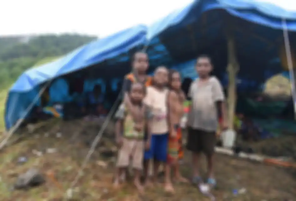 Sejumlah anak pengungsi banjir bandang Sentani berpose di depan tenda darurat yang didirikan di Bukit Harapan, Sentani, Jaya Pura, Papua, Rabu (20/3/2019). Beberapa keluarga yang berasal dari Kampung Harapan tersebut mendirikan tenda di bukit guna menghindari banjir dan banjir bandang susulan.