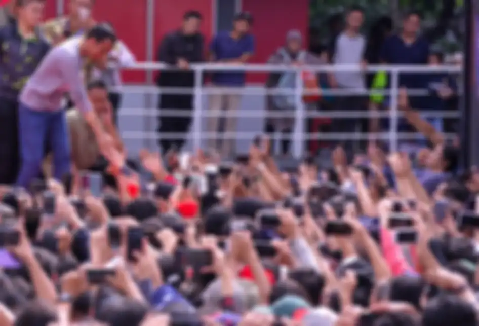 Presiden Joko Widodo menyapa warga dalam acara Peresmian MRT Jakarta, di kawasan Bundaran HI, Jakarta, Minggu (24/3/2019). Moda Raya Terpadu (MRT) Jakarta Fase I Bundaran HI - Lebak Bulus sepanjang 16 kilometer resmi beroperasi.