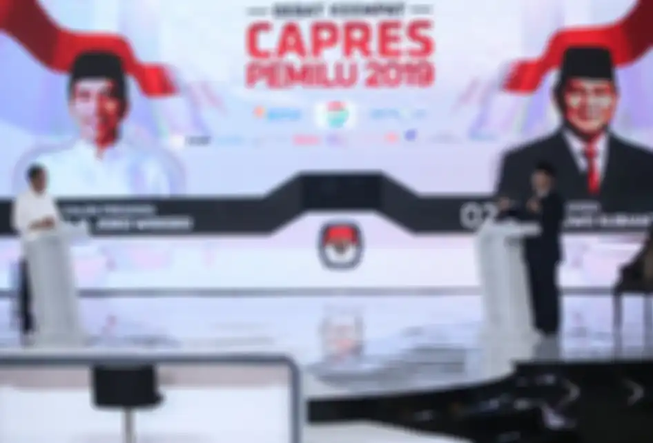 Calon presiden no urut 01 Joko Widodo (kiri) dan Calon presiden no urut 02 Prabowo Subianto pada Debat Keempat Calon Presiden Pemilu 2019 di Jakarta, Sabtu (30/3/2019). Debat malam ini menggambil tema ideologi, pemerintahan, pertahanan dan keamanan, serta hubungan internasional. 