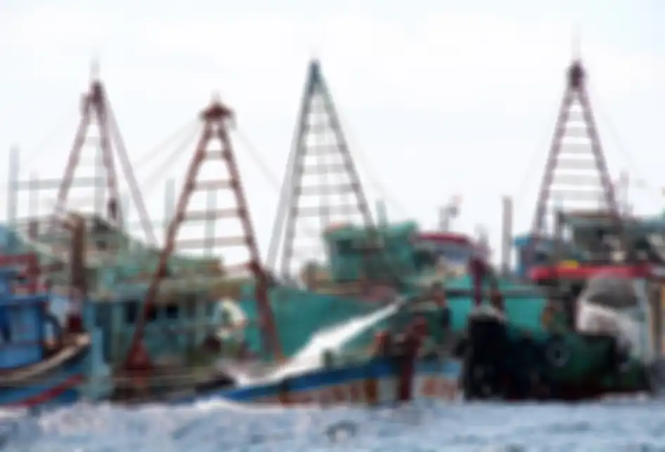 Sejumlah anak buah kapal bantu menyemprotkan air menggunakan mesin pompa ke dalam kapal nelayan Vietnam saat penenggelaman di Pulau Datuk, Kabupaten Mempawah, Kalimantan Barat, Sabtu (4/5/2019). Kementerian Kelautan dan Perikanan menenggelamkan 13 dari 51 kapal nelayan asing asal Vietnam.