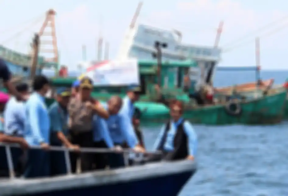Menteri Kelautan dan Perikanan Susi Pudjiastuti (kanan) didampingi Wakil Kepala Staf Angkatan Laut Laksamana Madya TNI Wuspo Lukito (kedua kanan), Gubernur Kalimantan Barat Sutarmidji (ketiga kanan) dan Kapolda Kalbar Irjen Pol Didi Haryono (keempat kanan) berada di depan kapal nelayan Vietnam.