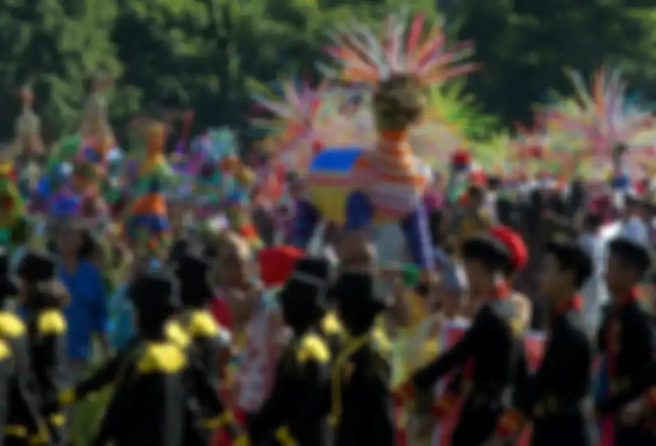 Sejumlah anak membawa patung hewan imajiner 'Warak' saat mengikuti Karnaval Budaya Dugder, di Semarang, Jawa Tengah, Jumat (3/5/2019). Karnaval yang diikuti ribuan peserta itu untuk menyambut datangnya bulan Ramadhan.
