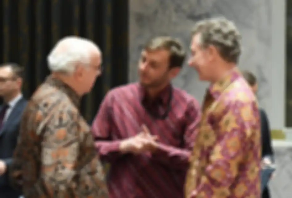 Utusan Khusus Republik Dominika untuk PBB Jose Singer Weisinger (kiri), Koordinator Politik Misi Perancis untuk PBB Antoine Michon (tengah), dan Duta Besar Jerman untuk PBB Christoph Heusgen (kanan) mengenakan batik saat menghadiri sidang Dewan Keamanan PBB di New York Selasa (7/5/2019). 