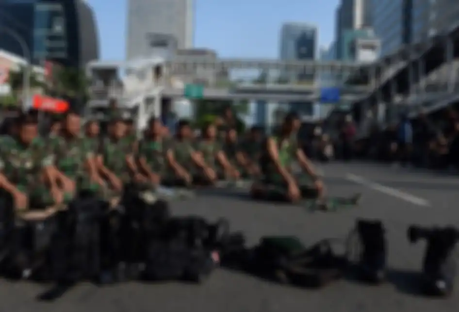 Sejumlah personel TNI AD menunaikan Sholat Zhuhur ketika berjaga di depan gedung Bawaslu, Jalan MH. Thamrin, Jakarta, Rabu (22/5/2019). Massa yang menolak hasil keputusan KPU pada Pilpres 2019 masih menggelar aksi mereka di tempat itu.