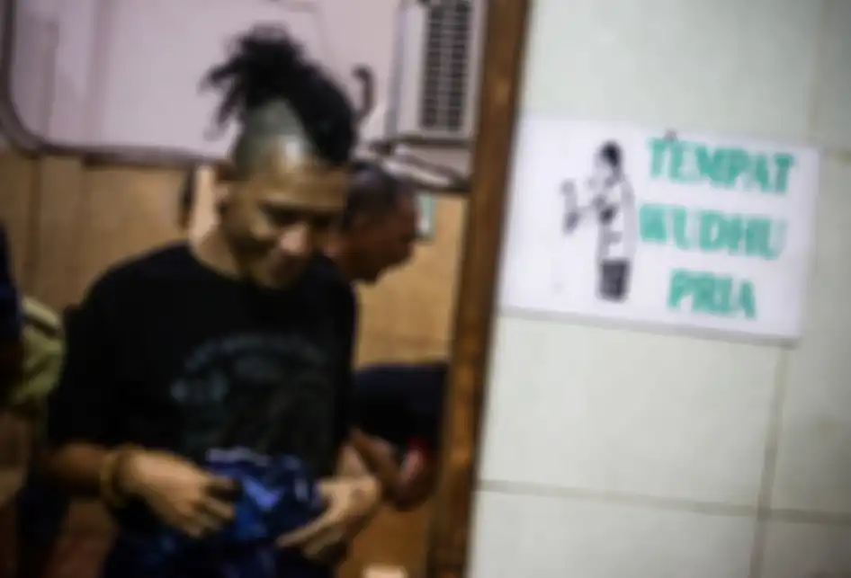 Foto dirilis Selasa (21/5/2019), menunjukkan anak punk bersiap melaksanakan shalat di Tebet, Jakarta. Sebuah komunitas bernama Tasawuf Underground didirikan untuk merangkul dan mengenalkan kembali agama pada anak jalanan dan anak punk, serta membantu mengubah stigma masyarakat terhadap mereka.