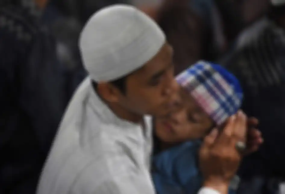 Umat Islam berdoa ketika berziarah di kompleks Makam Sunan Ampel di Surabaya, Jawa Timur, Minggu (26/5/2019) dini hari. Pada malam ke-21 bulan Ramadan, kawasan Masjid dan Makam Sunan Ampel tersebut ramai dikunjungi umat muslim untuk beribadah dan berharap mendapatkan berkah malam Lailatul Qadar.