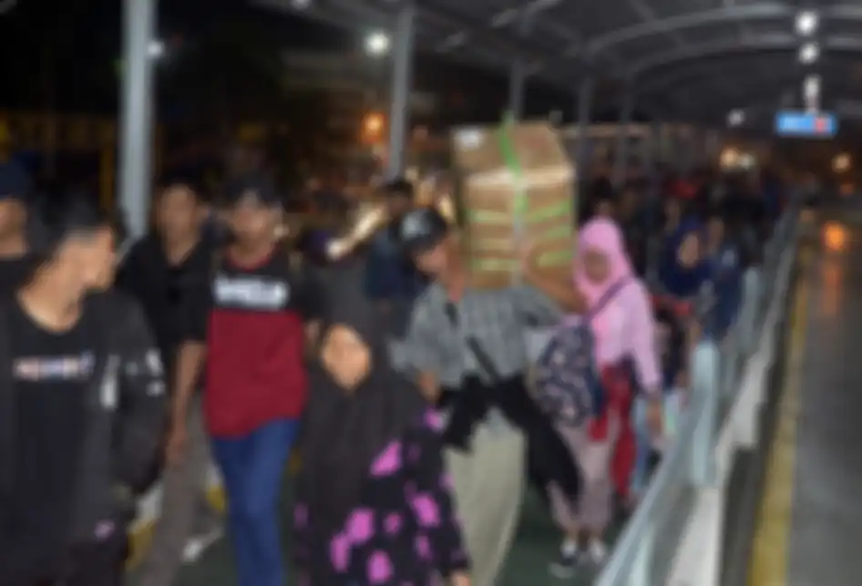 Ribuan pemudik pejalan kaki asal Pulau Jawa tiba di Pelabuhan Bakauheni, Lampung Selatan, Lampung, Minggu (2/62019) dini hari. Sejumlah pemudik lebih memilih beristirahat di Pelabuhan Bakauheni untuk menunggu jadawal kebarangkatan bus yang melalui kampung halamannya pada pagi hari.