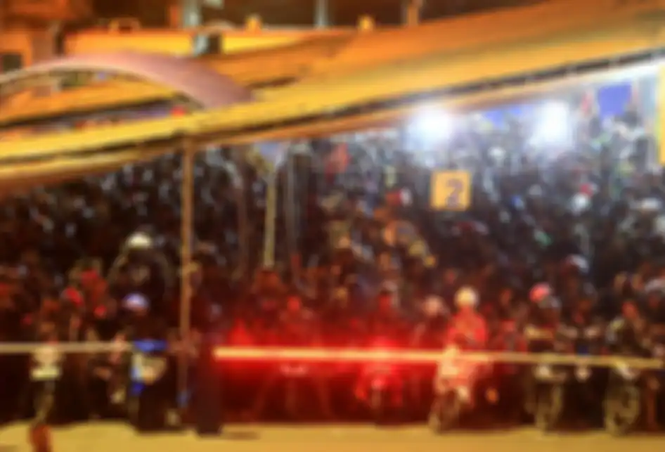 Pemudik dengan sepeda motor memadati lapangan parkir Pelabuhan Gilimanuk, Jembrana, Bali (1/6/2019) Malam. PT ASDP memprediksi, puncak arus mudik dari Bali menuju Pulau Jawa melalui jalur penyeberangan pelabuhan Gilimanuk-Ketapang terjadi pada H-4 hingga H-2 Lebaran terutama saat sore dan malam har