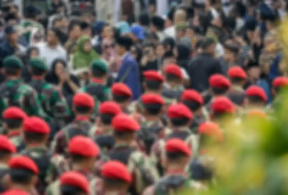 Presiden RI Joko Widodo mengantarkan jenazah Ibu Negara 2004-2014 Ani Yudhoyono ke peristirahatan terakhir di Taman Makam Pahlawan Kalibata, Jakarta Selatan, Minggu (2/6/2019). Ani Yudhoyono meninggal karena sakit kanker darah.