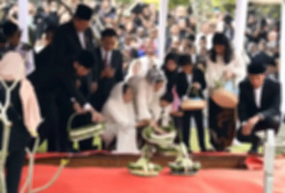 Presiden RI keenam Susilo Bambang Yudhoyono (kedua kiri) didampingi Agus Harimurti Yudhoyono (kanan) beserta istri dan anak, serta Edhi Baskoro Yudhoyono (kiri) beserta istri dan anak menaburkan bunga di makam Ibu Ani Yudhoyono di Taman Makam Pahlawan Kalibata, Jakarta, Minggu (2/6/19).