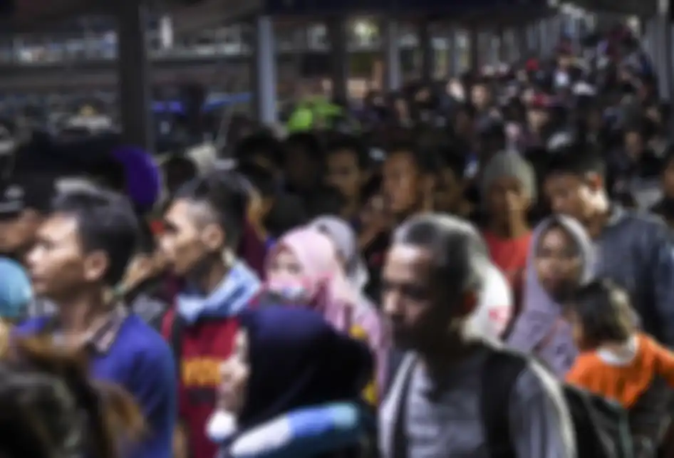 Pemudik tujuan Sumatera antre memasuki kapal Roro di Pelabuhan Merak, Banten, Sabtu (1/6/2019). Peningkataan jumlah penumpang di Pelabuhan Merak terus terjadi dan diperkirakan berlanjut hingga 2 Juni.