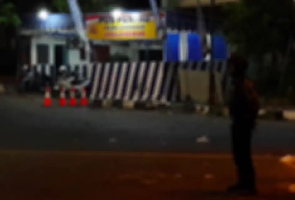 Seorang anggota kepolisian menjaga lokasi kejadian ledakan di Pos Pantau Arus Mudik Joglosemar, Kartasura, Sukoharjo, Jawa Tengah, Selasa (4/6/2019). Terduga pelaku pembawa bom yang terjadi pada Senin (3/6/2019) malam tersebut kritis dan masih mendapat perawatan medis.
