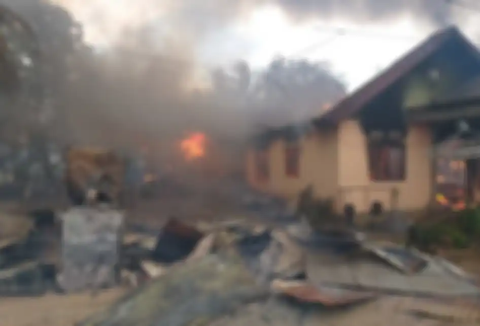 Puluhan rumah masih dalam kondisi terbakar di Desa Gunung Jaya usai terjadi keributan antar pemuda di perbatasan antara Desa Gunung Jaya  dan Desa Sampuabalo, Buton, Sulawesi Tenggara, Rabu (5/6/2019). Sebanyak 87 unit rumah dibakar setelah keributan antar pemuda dari dua desa berbeda di wilayah ter