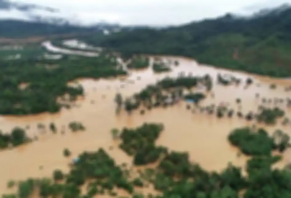 Foto udara kondisi banjir yang merendam perumahan warga di Kecamatan Asera, Konawe Utara, Sulawesi Tenggara, Minggu (9/6/2019). Akibat intensitas hujan tinggi menyebabkan Sungai Lasolo meluap dan menyebabkan banjir bandang, sementara pihak BPBD Kabupaten Konawe Utara mencatat sebanyak 1.054 unit rum