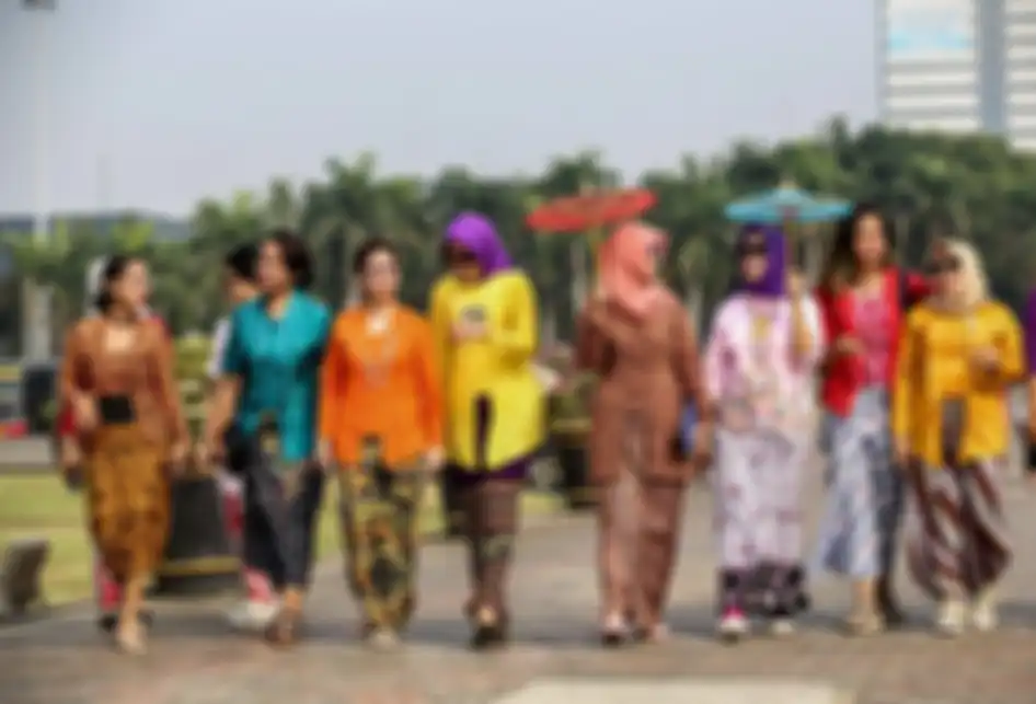 Sekelompok pegiat kebaya, menggelar kampanye gerakan #SelasaBerkebaya di sekitaran Tugu Monas, Jakarta Pusat, Selasa (2/7/2019). Kampanye #SelasaBerkebaya ini digagas untuk membiasakan perempuan mengenakan kebaya.