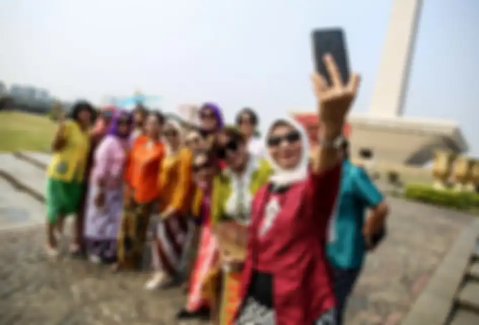 Sekelompok pegiat kebaya, menggelar kampanye gerakan #SelasaBerkebaya di sekitaran Tugu Monas, Jakarta Pusat, Selasa (2/7/2019). Kampanye #SelasaBerkebaya ini digagas untuk membiasakan perempuan mengenakan kebaya.