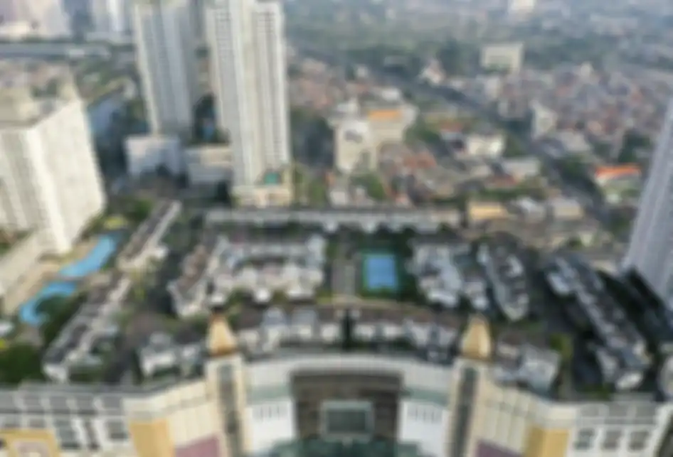 Foto aerial suasana perumahan yang berada di atas mal Thamrin City, Jakarta, Rabu (26/6/2019). Keberadaan perumahan bernama Cosmo Park di atas pusat perbelanjaan Thamrin City ini menjadi bahan perbincangan warganet sejak Selasa kemarin setelah fotonya tersebar di media sosial, terdiri dari lima blok yaitu A1-A19, B1-B12, C1-C19, D1-D16, E1-E15, dan F1-F9.