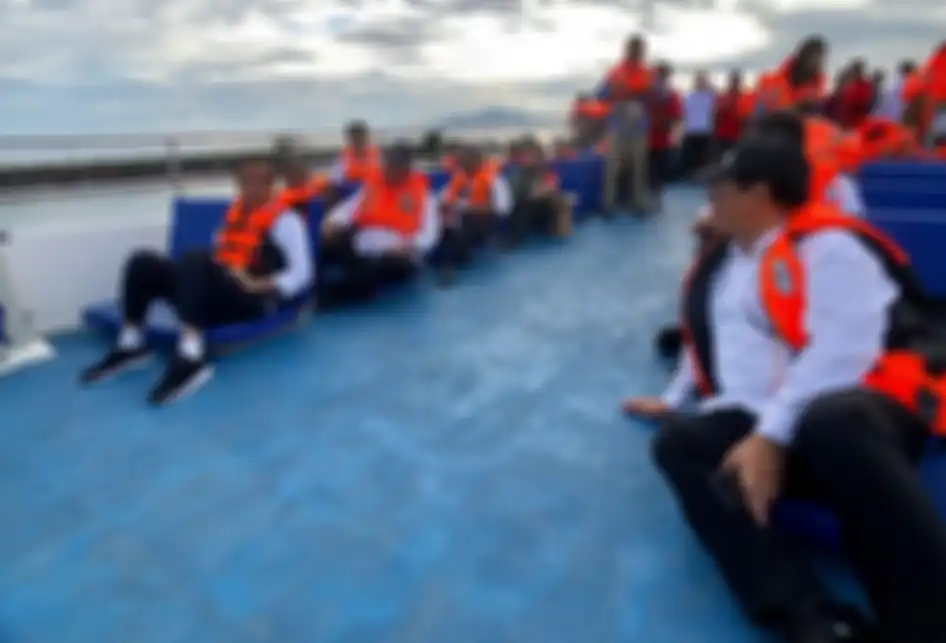 Presiden Joko Widodo (kiri) saat berkunjung ke Kepulauan Bunaken, Jumat (5/7/2019). Turut pula mendampingi Presiden adalah Gubernur Sulawesi Utara Olly Dondokambey, Sekretaris Kabinet Pramono Anung, Menteri Perhubungan Budi Karya Sumadi, Menteri PUPR Basuki Hadimuljono.