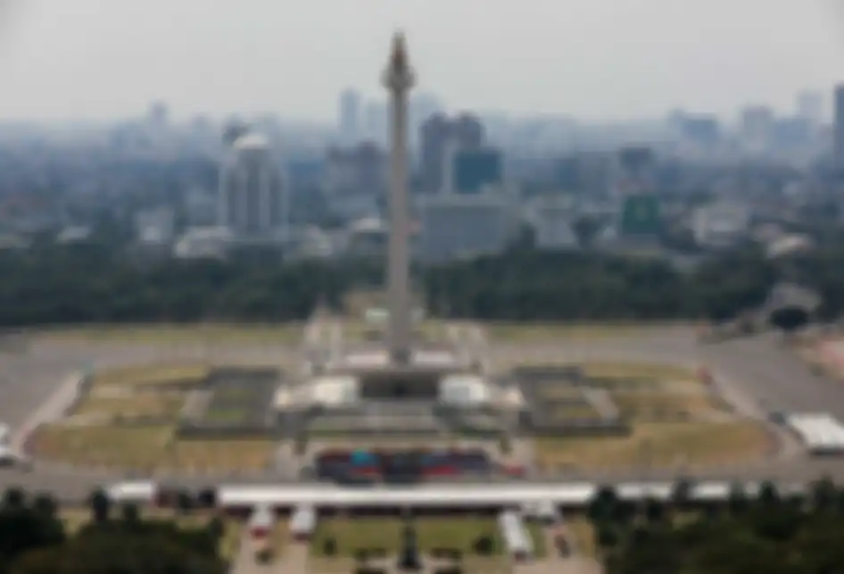 Suasana gedung bertingkat yang terlihat samar karena kabut polusi di Jakarta Pusat, Senin (8/7/2019). Kualitas udara di DKI Jakarta memburuk pada tahun ini dibandingkan tahun 2018. Prediksi ini berdasarkan pengukuran PM 2,5 atau partikel halus di udara yang berukuran lebih kecil dari 2,5 mikron (mik