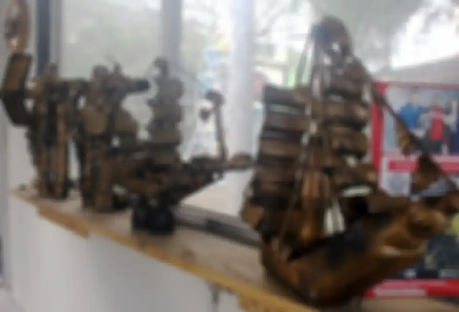 Miniatur kapal layar berbahan botol bekas di Museum Daur Ulang Botol Bekas, Kota Malang, Jumat (5/7/2019). Berbagai macam miniatur yang hanya memanfaatkan botol bekas itu dibuat oleh Mohammad Taufiq Shaleh Saguanto selaku pendiri museum.