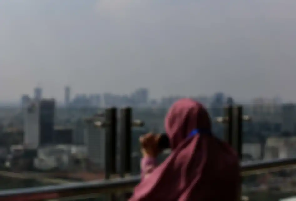Suasana gedung bertingkat yang terlihat samar karena kabut polusi di Jakarta Pusat, Senin (8/7/2019). Kualitas udara di DKI Jakarta memburuk pada tahun ini dibandingkan tahun 2018. Prediksi ini berdasarkan pengukuran PM 2,5 atau partikel halus di udara yang berukuran lebih kecil dari 2,5 mikron (mikrometer).