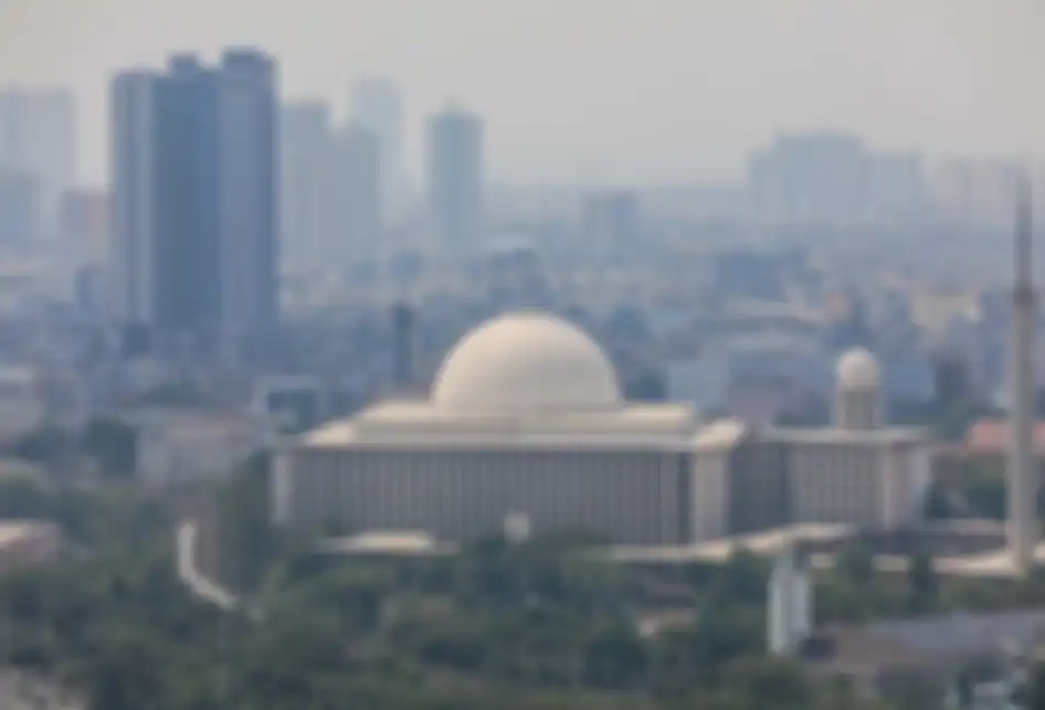 Suasana berbagai bangunan terlihat samar karena kabut polusi di Jakarta Pusat, Senin (8/7/2019). Kualitas udara di DKI Jakarta memburuk pada tahun ini dibandingkan tahun 2018. Prediksi ini berdasarkan pengukuran PM 2,5 atau partikel halus di udara yang berukuran lebih kecil dari 2,5 mikron (mikromet