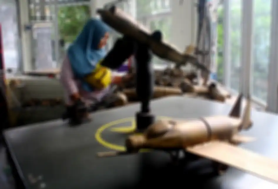Miniatur pesawat berbahan botol bekas di Museum Daur Ulang Botol Bekas, Kota Malang, Jumat (5/7/2019). Berbagai macam miniatur yang hanya memanfaatkan botol bekas itu dibuat oleh Mohammad Taufiq Shaleh Saguanto selaku pendiri museum.