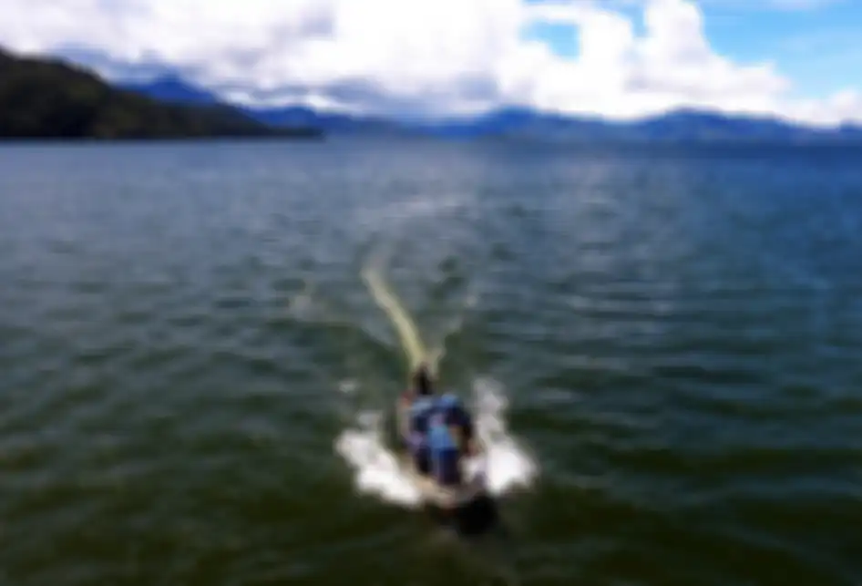 Perahu yang mengangkut drum berisi BBM melintasi Danau Paniai menuju Kampung Obano di Distrik Paniai Barat, Papua, Kamis (29/11/2018). Meski dengan upaya distribusi yang tidak mudah, program BBM satu harga menjadi sangat vital bagi masyarakat pedalaman Papua guna mendukung berbagai aktivitas mereka
