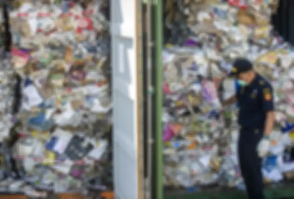 Petugas bea cukai memeriksa kontainer yang dipenuhi sampah asal Australia di sebuah pelabuhan di Surabaya, Selasa (9/7/2019). Indonesia menyatakan akan mengembalikan sampah dalam jumlah besar mencapai 210 ton ke negara asal pengirim, Australia.