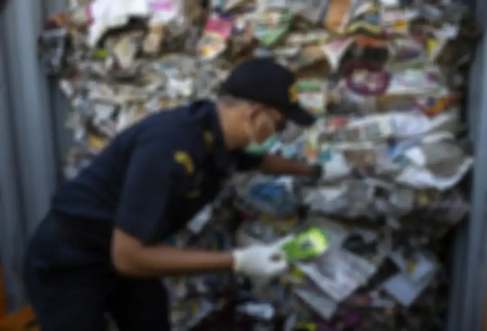 Petugas bea cukai memeriksa kontainer yang dipenuhi sampah asal Australia di sebuah pelabuhan di Surabaya, Selasa (9/7/2019). Indonesia menyatakan akan mengembalikan sampah dalam jumlah besar mencapai 210 ton ke negara asal pengirim, Australia.