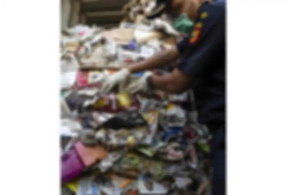 Petugas bea cukai memeriksa kontainer yang dipenuhi sampah asal Australia di sebuah pelabuhan di Surabaya, Selasa (9/7/2019). Indonesia menyatakan akan mengembalikan sampah dalam jumlah besar mencapai 210 ton ke negara asal pengirim, Australia.