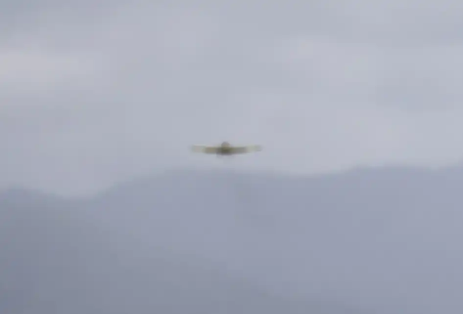 Pesawat pengangkut BBM atau kapal air tractor bersiap mendarat di Bandara Yuvai Semaring, Desa Long Bawan, Krayan, Kabupaten Nunukan, Kalimantan Utara, Rabu (14/11/2018). BBM satu harga merupakan program Pemerintah melalui Pertamina yang bertujuan untuk memberikan rasa keadilan energi yang nyata bagi masyarakat di perbatasan seperti di Krayan.