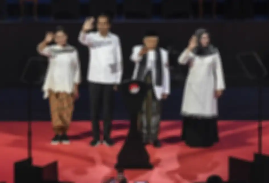 Presiden dan Wakil Presiden terpilih Joko Widodo (kedua kiri) dan KH Maruf Amin (kedua kanan) bersama Ibu Irianan Joko Widodo (kiri) dan Ibu Wury Estu Handayani (kanan) menyapa pendukung sebelum memberikan pidato pada Visi Indonesia di Sentul International Convention Center, Bogor, Jawa Barat Mingg